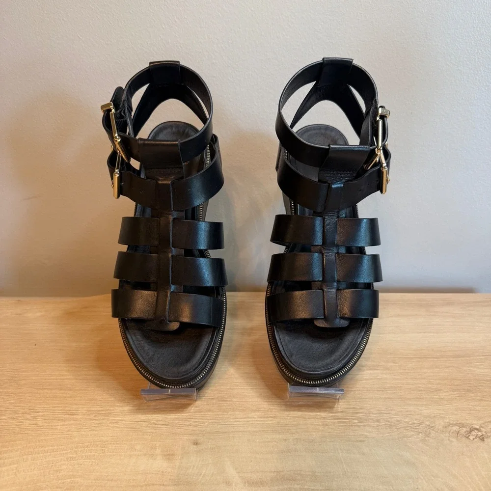 GB Gianni Bini Black Leather Gladiator Platform Sandals Gold Buckle Flatform 7